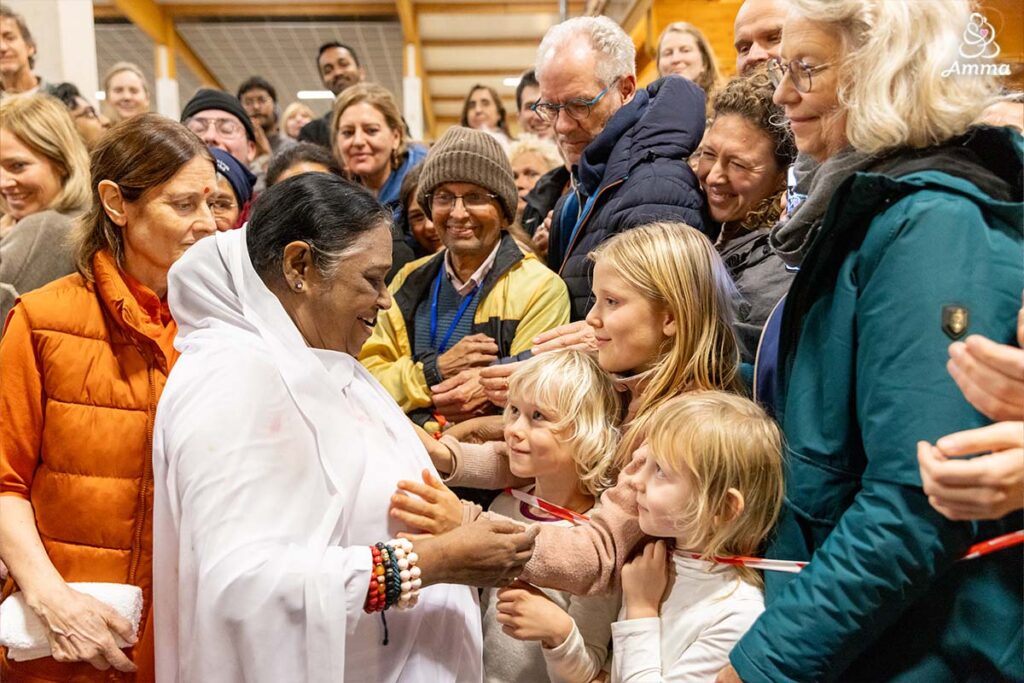 Amma with children