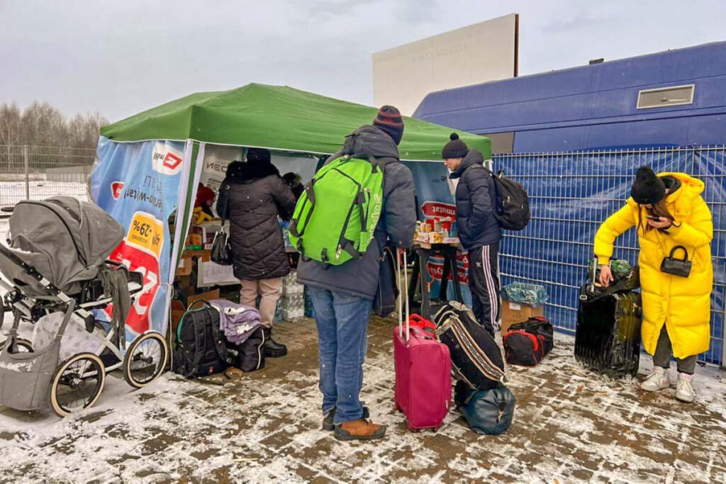 Travelers gather to get a hot drink2.jpg