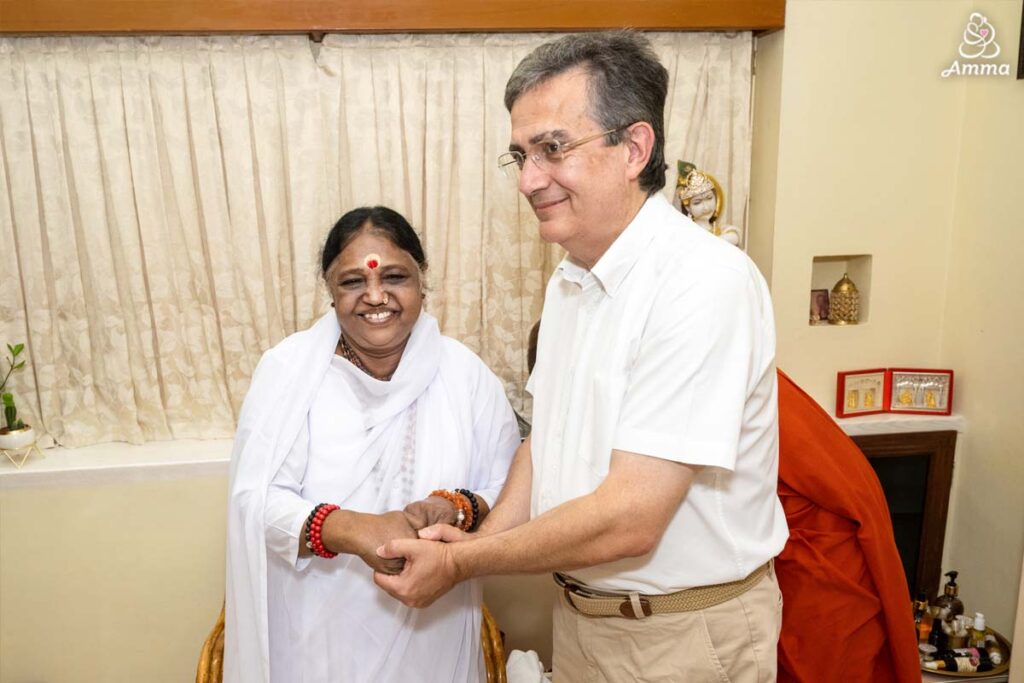 Amma and the French Ambassador to India hold hands
