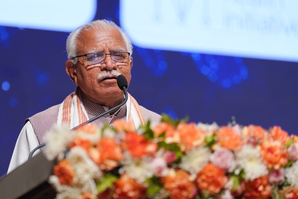 CM of Harayana, Shri Manohar Lal, speaking at the podium, emphasized how health care systems need to focus more on prevention than treatment of illness.