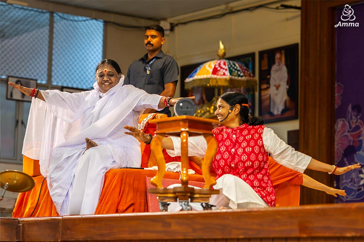 Amma and a brahmacharini meditate