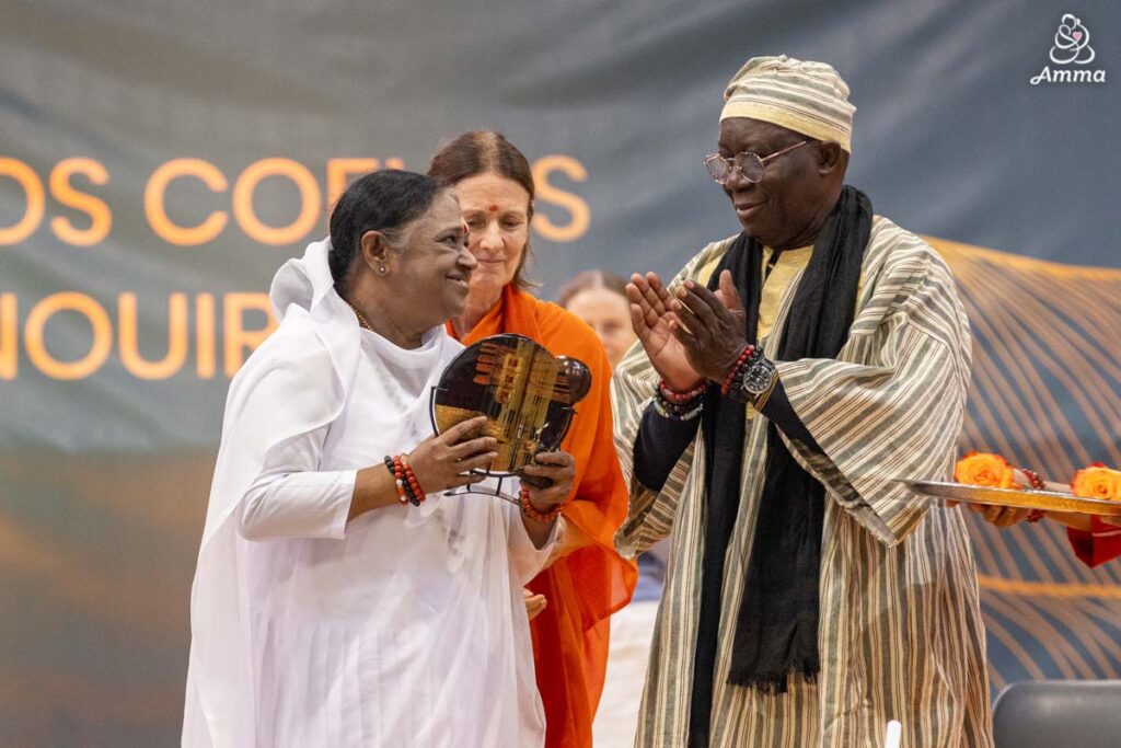 Amma accepts the award