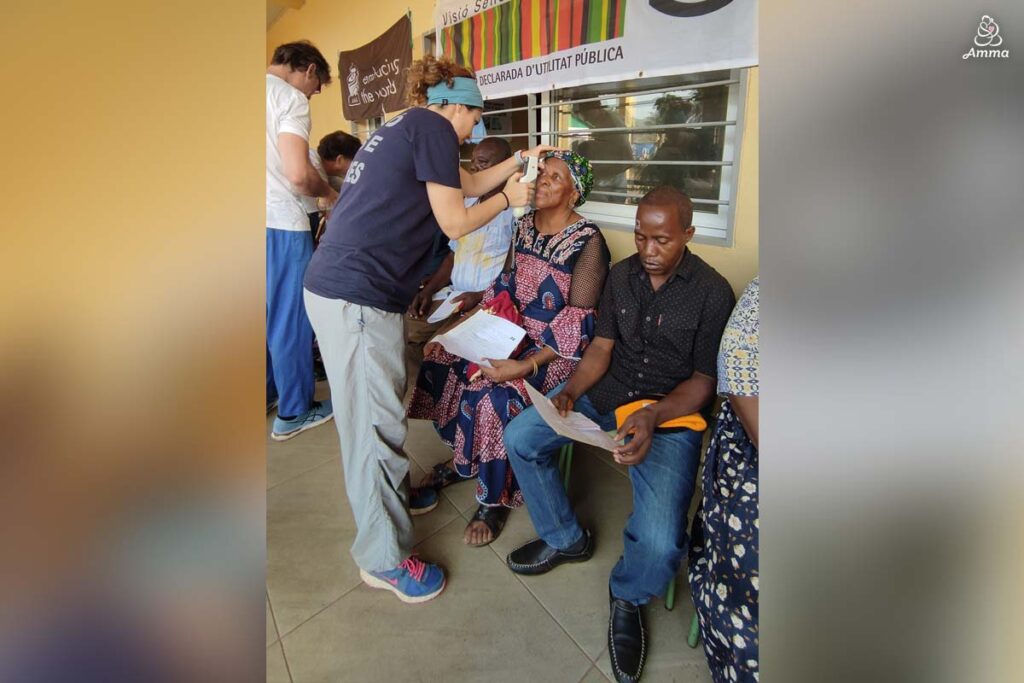 A healthcare work scans a patient's eye before cataract surgery