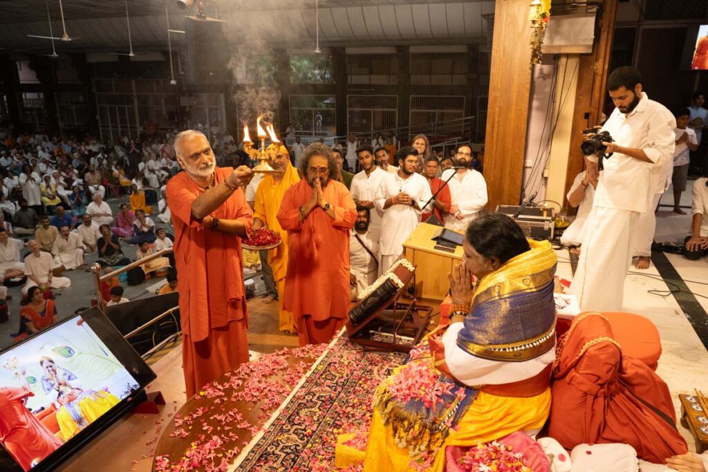 Swami Dhyanamritanada performs Gita Arati