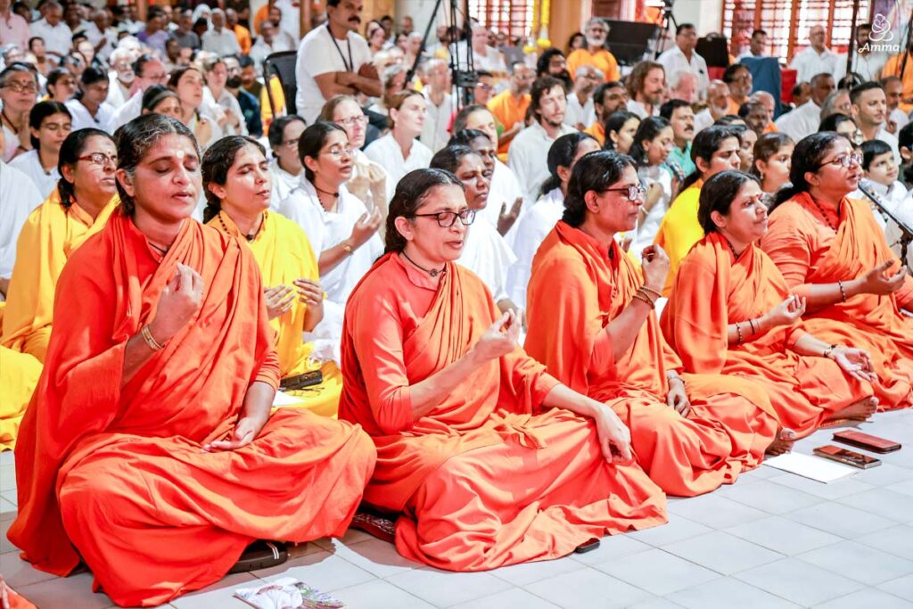 Swaminis chanting verses