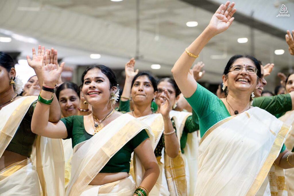 Two happy women in the thiruvathira dance