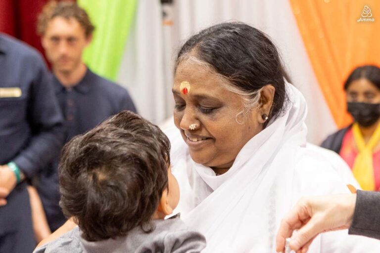 Amma embraces New York, New York North America Tour 2024