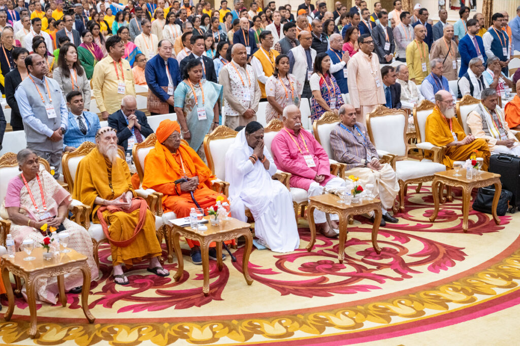 Amma and other chief guests at World Hindu Congress 2023