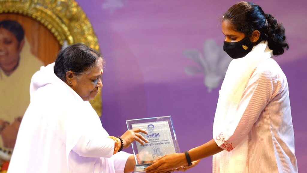 Amma hands over the plaque