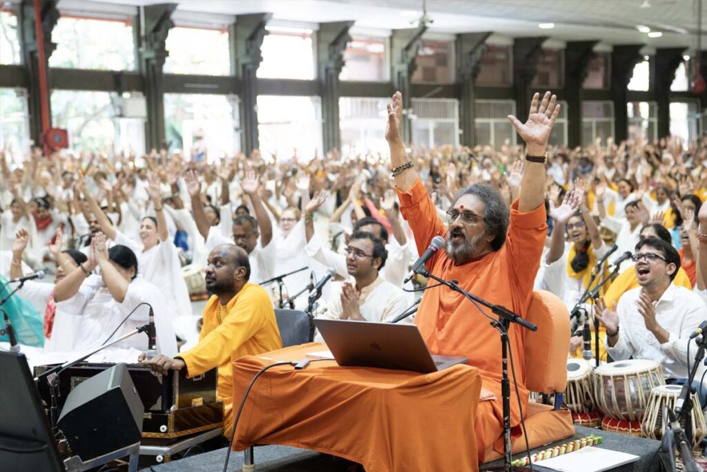 Swami Amritaswarupananda led a unique bhajan session with 600 musicians