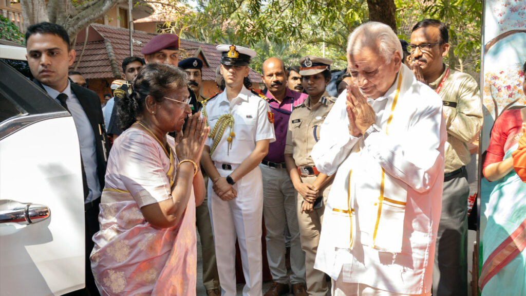 The President arriving at the Ashram, accompanied by Arif Mohammad Khan, The Governor of the State.