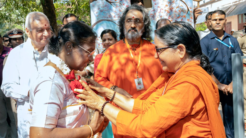 Swamini Matrupriyamrita Prana garlanding President Murmu.