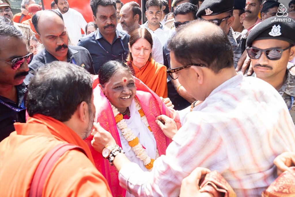 A dignitary garlands Amma