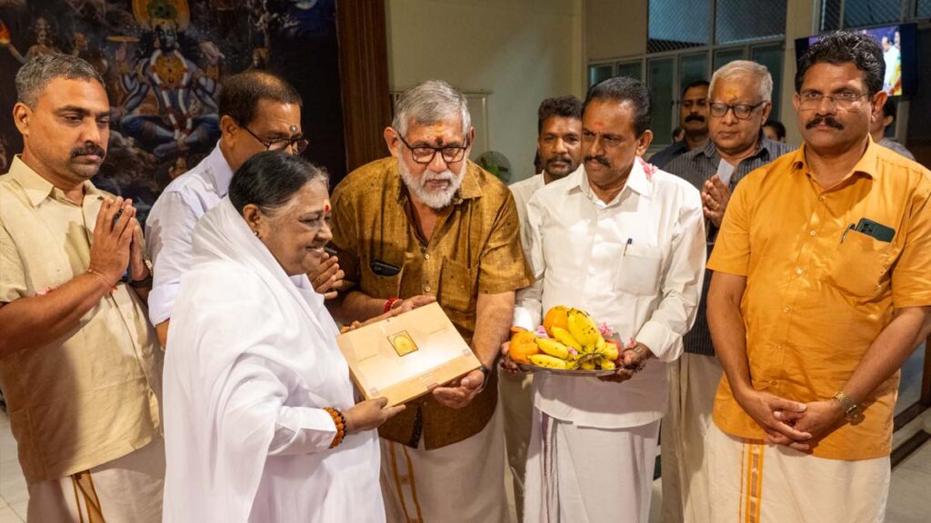 Amma and VHP Kerala President, Sri Viji Tampi