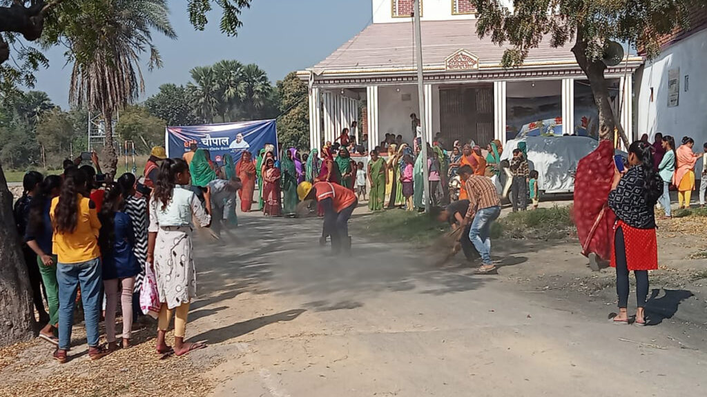 Volunteers clean the street in Bihar