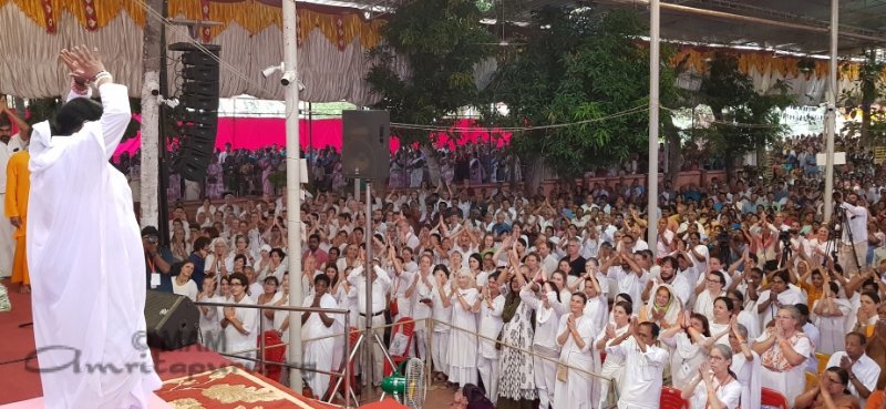 Amma saluting a large crowd