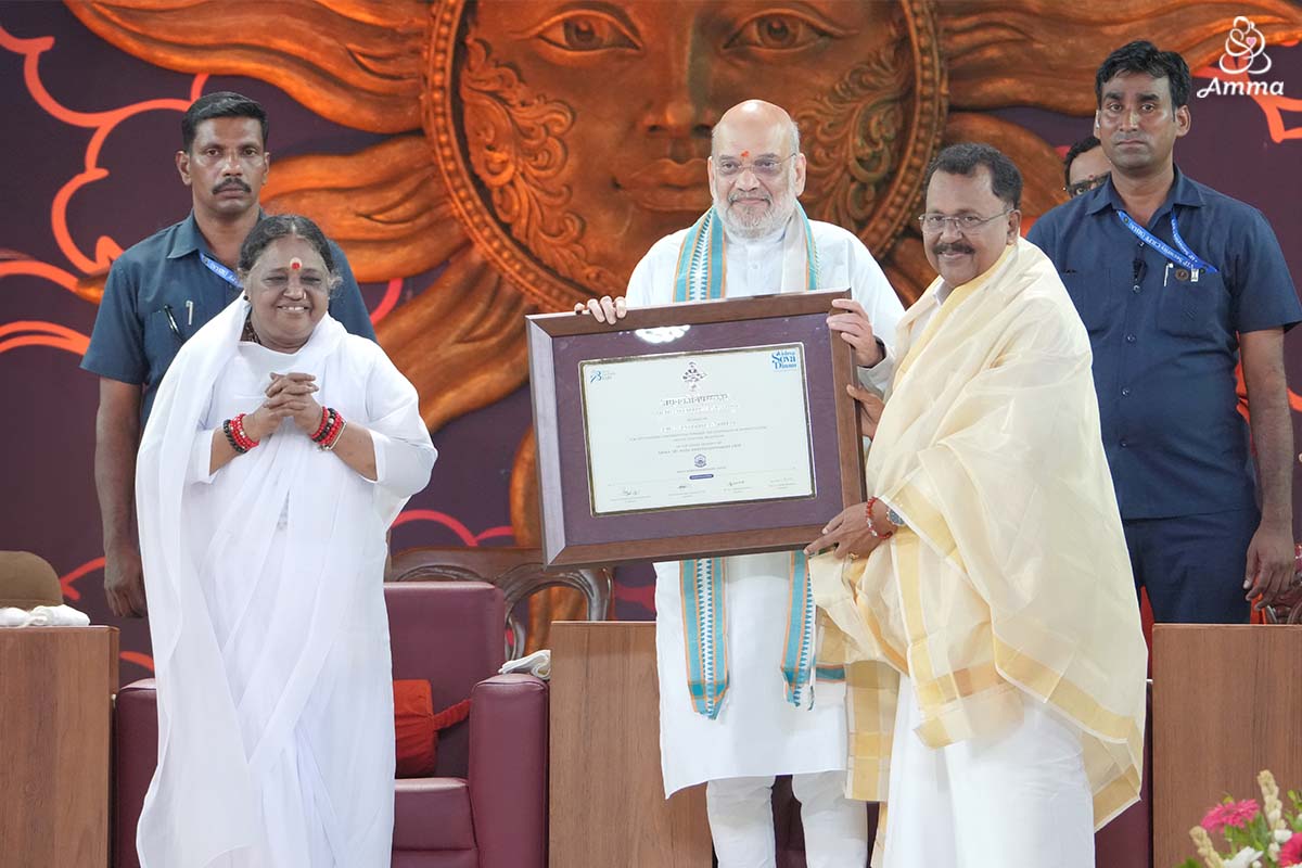 With Amma and Shri Amit Shah, Adv. Sreedharan Pillai receives the award