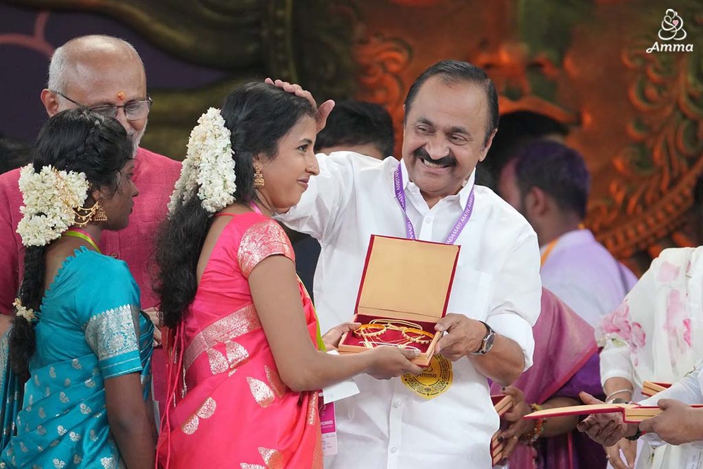 The Chief Minister of Kerala gives jewellery to a bride for her wedding by Amma